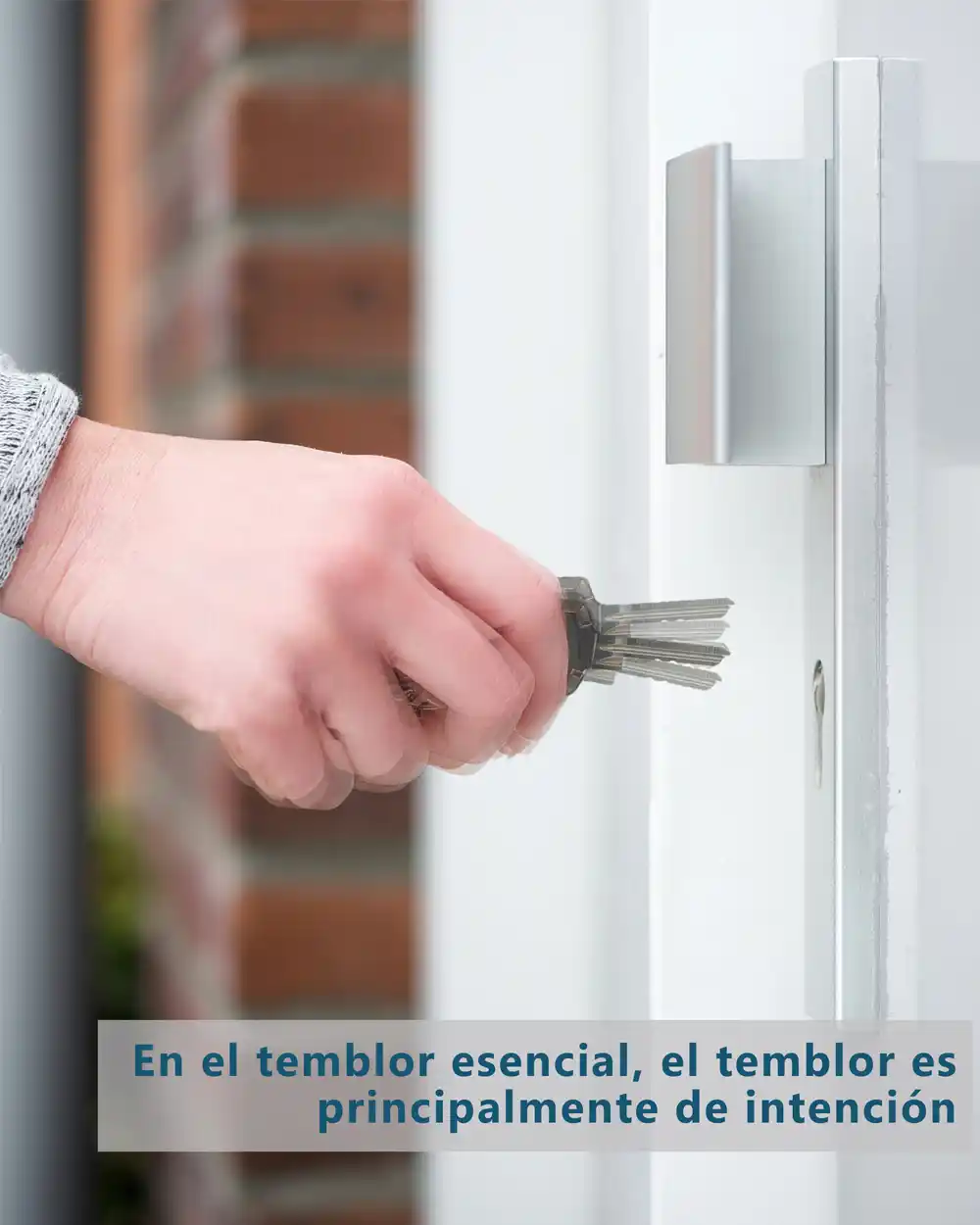 Temblor de intención: Mano temblando al intentar insertar la llave en una cerradura. Este temblor es típico del temblor esencial.