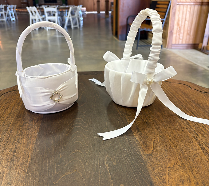 Free wedding decor. Iowa wedding venue. Wedding decorations. Free wedding decorations. Iowa wedding decorations. Iowa wedding venue near me. Barn wedding venue. Cheap wedding decor. Rustic wedding venue. Iowa wedding venues. Wedding venues near me. Wedding venues in iowa. Wedding decor inspo. Wedding decor ideas. Rustic wedding decor. 