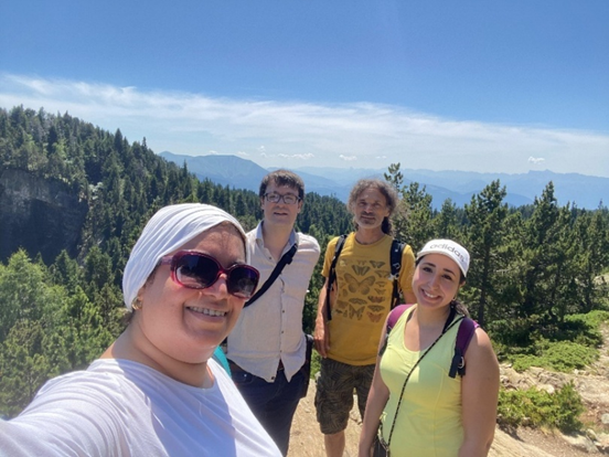 Souvenir d’une excursion à Chamrousse (Alpes françaises) avec mon codirecteur Olivier et mes collègues doctorantes Rim et Ola, après une semaine productive de travail à Grenoble. L’air frais des montagnes offrait un contraste bienvenu avec la chaleur étouffante de la ville, surnommée à juste titre « la Cuvette » .