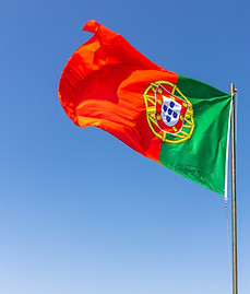 bela-foto-da-bandeira-portuguesa-balancando-no-ceu-calmo-e-brilhante_181624-4480.jpg
