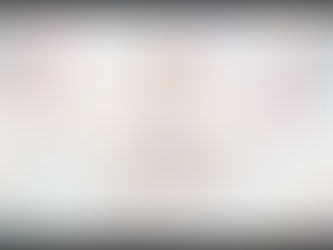 Femme assise dans un paysage de bonbons flottant dans les nuages, entourée de sucreries géantes et d’arbres en forme de friandises, portant un pyjama moumouté pastel.”