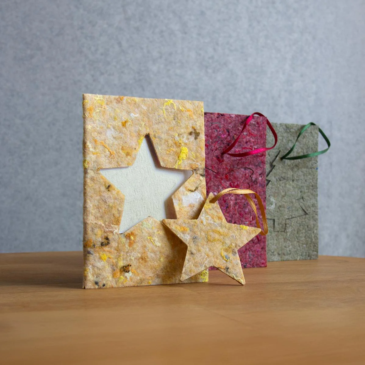 Specificaties: Dubbele kaart, 10 x 14 cm - Hanger van vilt door ontvanger uit de kaart te nemen - Drie ontwerpen: engel, ster en kerstboom - Met blanco kaart, 100% gerecycled materiaal - Inclusief envelop, 100% gerecycled materiaal - De kaart in Midsummer Yellow kan met één postzegel worden verzonden, de kaarten in Defence Green en Red Kiss met twee.