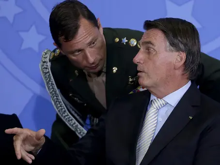 Carteira de vacinação de Laura Bolsonaro foi emitida na véspera da viagem