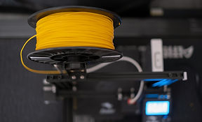 Foto von einer Filamentrolle auf einem 3D-Drucker.