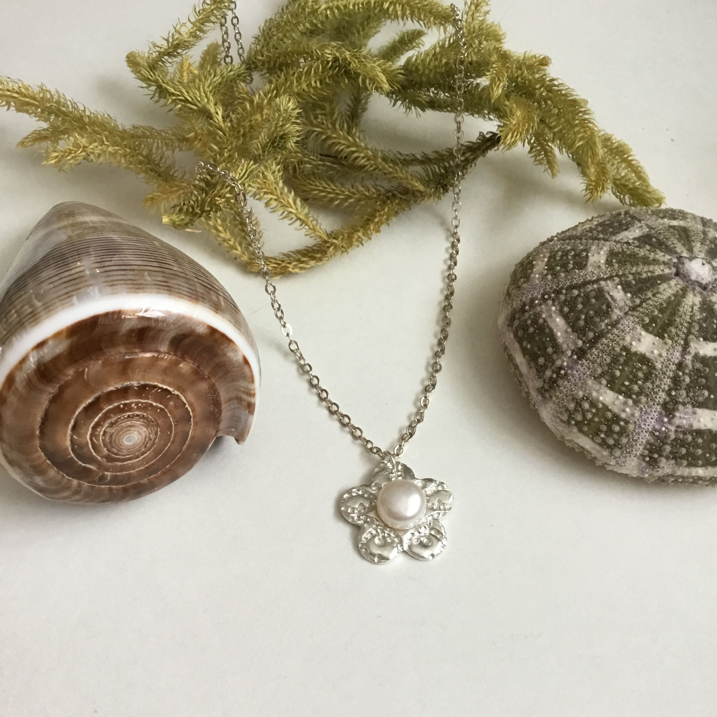 Lina - Pendentif marguerite avec perle sur chaine