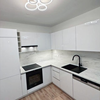 Weiße grifflose Hochglanzküche mit Marmoroptik in Wien