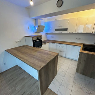 Weiße U-Küche mit Holzarbeitsplatte und Theke Wien