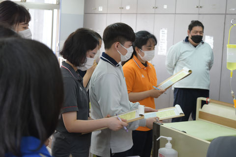 授業の様子。様々な年代の学生が学んでいます。