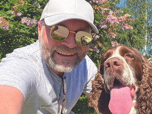 Kjepphester i fri galopp mot paragrafryttere