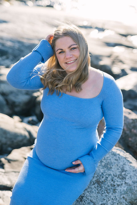 En gravidfotografering i april vid havet i Nyckelviken, Nacka