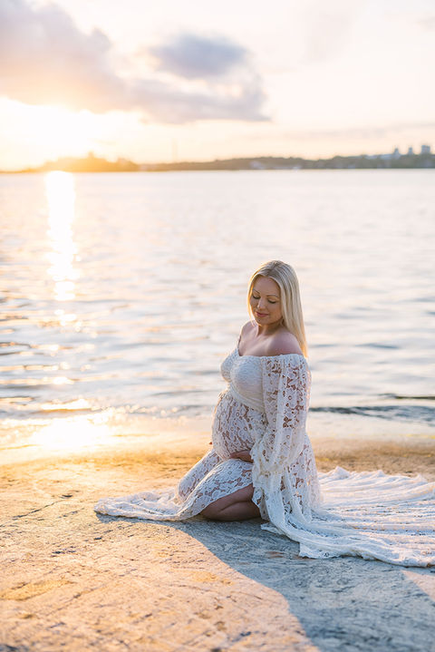 Gravidfotografering i solnedgången vid havet i Nacka, Stockholm