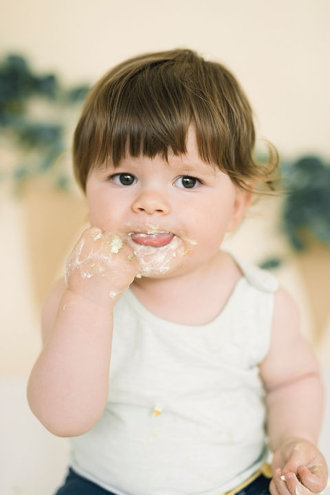 Cake smash fotografering med tema gul i Nacka, Stockholm