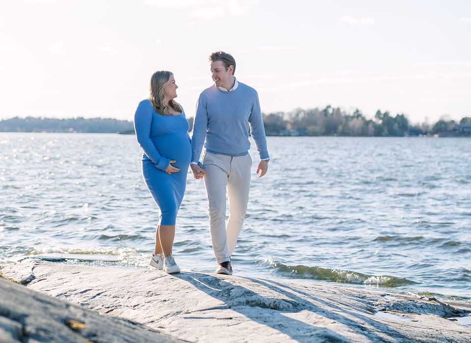 Gravidfotografering i Nyckelviken vid havet i Nacka