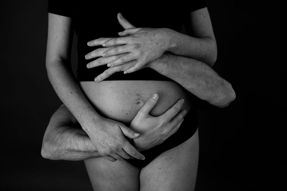 Gravidfotografering i studio i Nacka, Stockholm