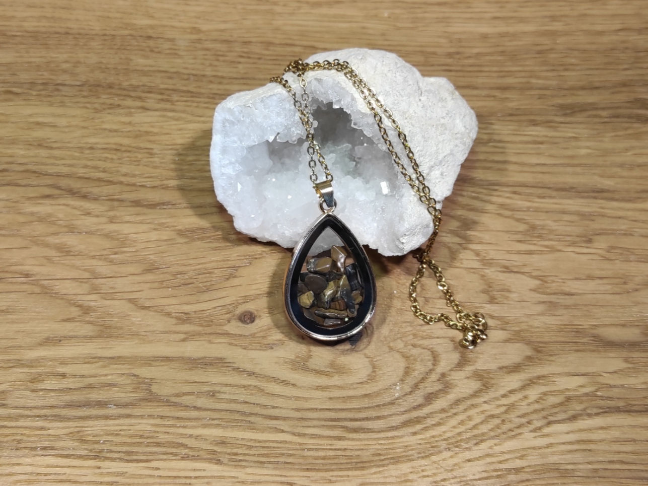 Pendentif goutte dorée en œil de tigre - Force et confiance