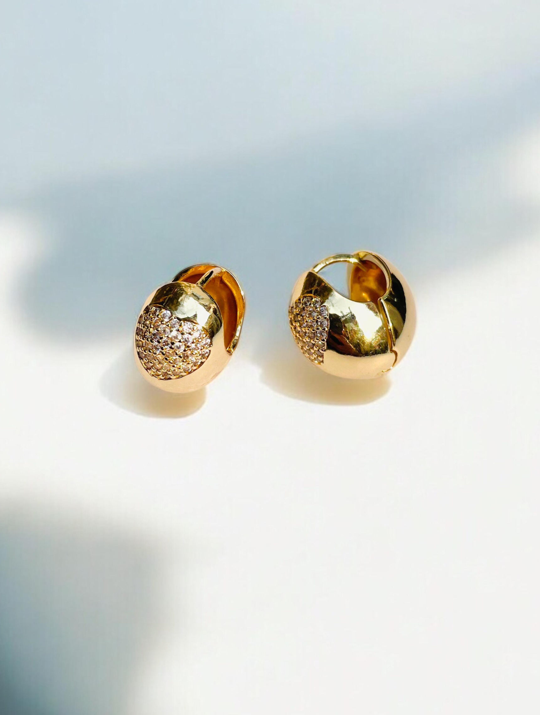 ARGOLLAS OVALO DORADO Y DETALLE CORAZON