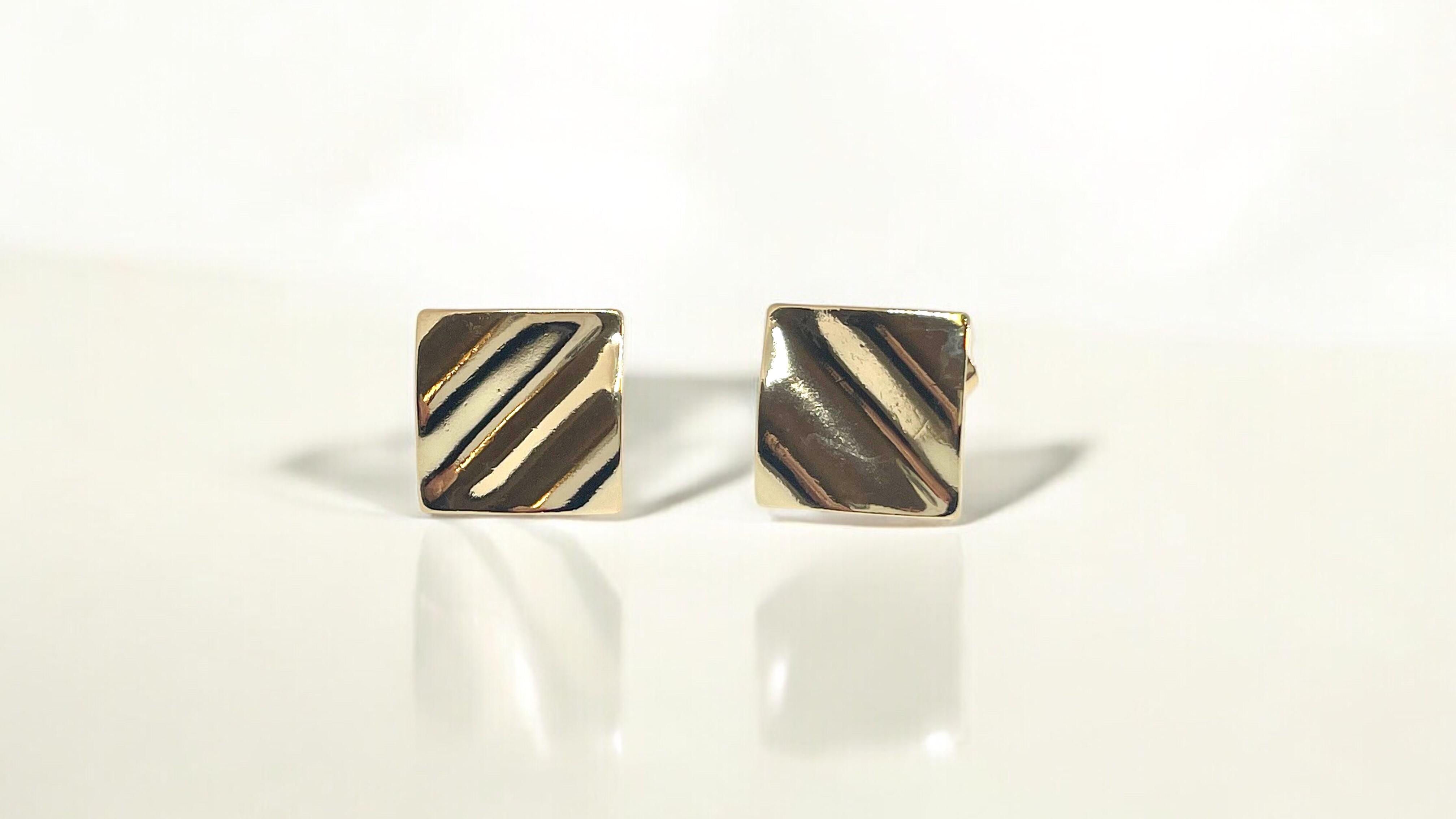 ARETES PLISADOS CUADRADOS DORADOS