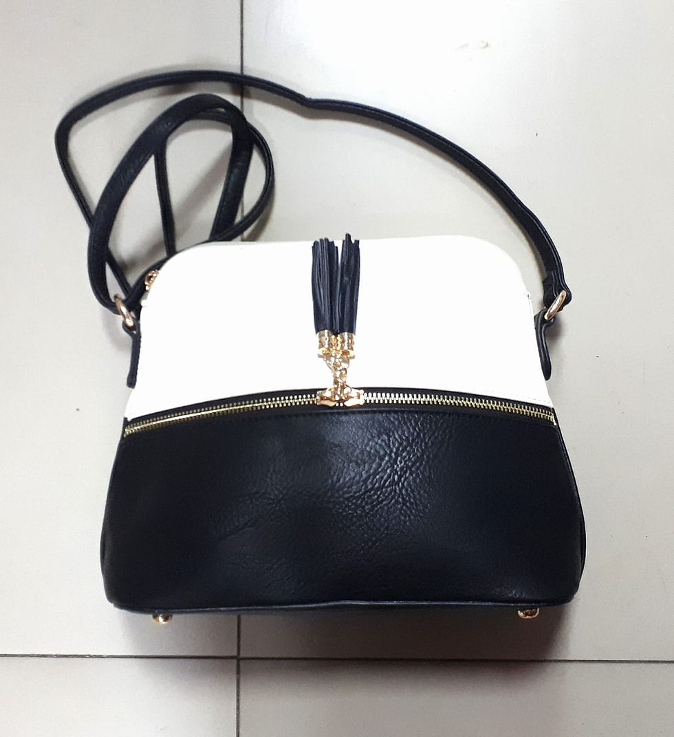 Cartera blanca y negro llamativa