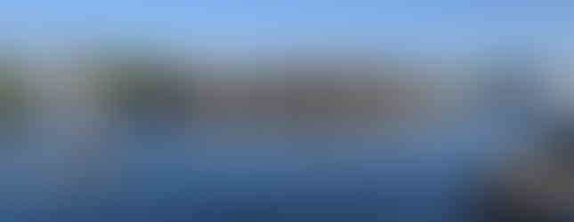 casas rente a água azul esmeralda e barcos