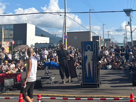 360度囲まれたステージで観客と一体に!イリュージョンマジックショーの新しい形