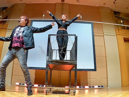 北海道小樽市のホテルで海外のお客様に向けて英語でイリュージョンマジックショーを行うプロマジシャンアッキー