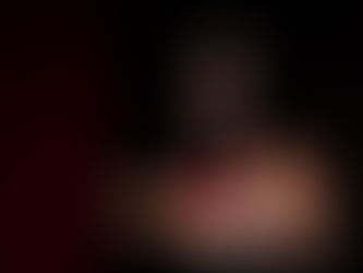 北海道 パフォーマー・エクストリーム芹川がステージ上でワイングラスを使ったバランス芸を披露。高い集中力と技術力が伝わるパフォーマンスシーン。