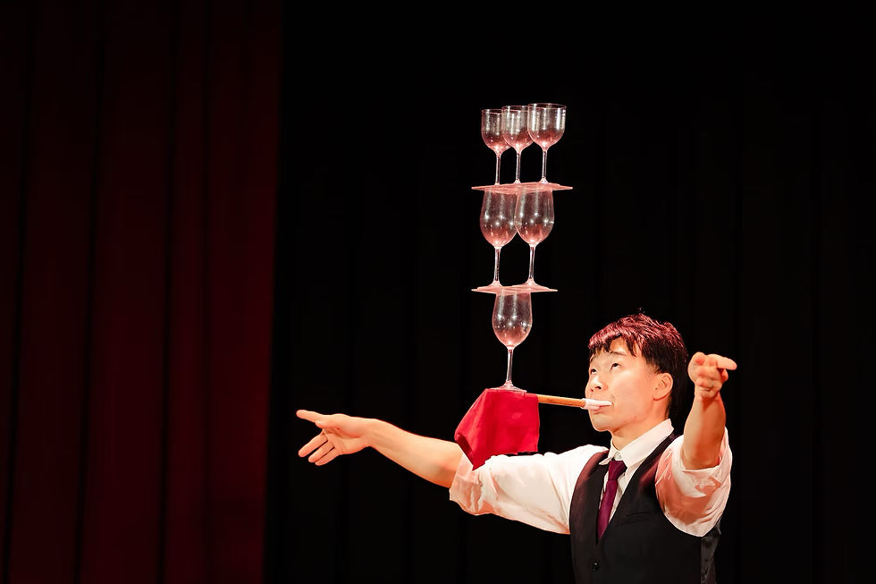 北海道 パフォーマー・エクストリーム芹川がステージ上でワイングラスを使ったバランス芸を披露。高い集中力と技術力が伝わるパフォーマンスシーン。