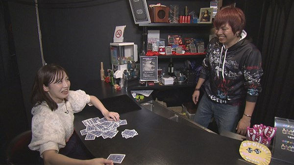 トランプをテーブルに広げてシャッフルするHTB福地アナ