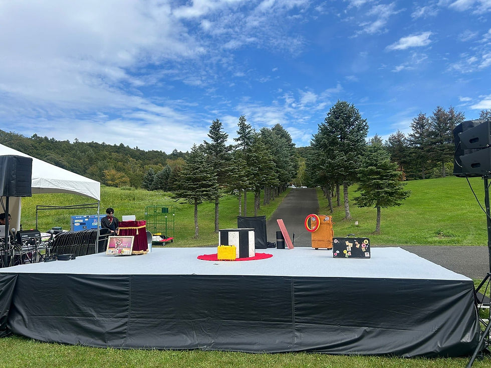 北海道砂川市のお祭り会場に設置された双子パフォーマーPLutoの屋外ステージとパフォーマンス道具