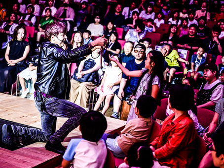 会場の真ん中で少女にマジックを披露する北海道札幌市のプロマジシャンアッキー