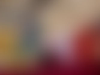 北海道札幌市の商業施設イベントで、ステージ上のピエロTeTeがジャグリングパフォーマンスを披露している様子