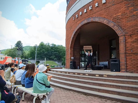 観客に決めポーズをするエクストリーム芹川