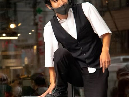 バランス芸を披露するパフォーマーRUI