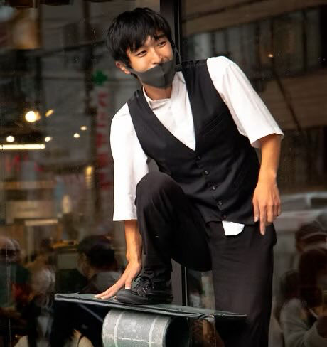 バランス芸を披露するパフォーマーRUI