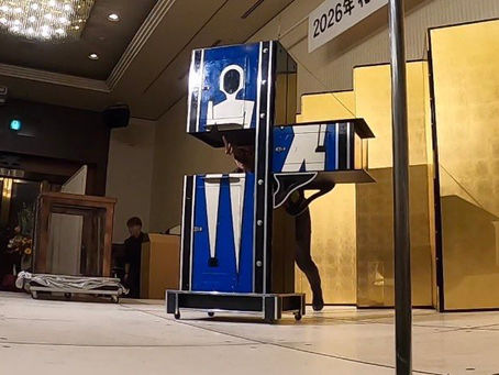 北海道札幌市の企業懇親会で女性アシスタントを3分割するイリュージョンマジックショーを披露するアッキー
