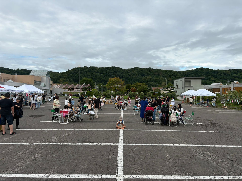 北海道マジシャン・アッキーが洞爺湖町で開催された地域のお祭りで20分間の大道芸スタイルのマジックショーを披露。子どもから大人まで多くの観客が集まり、参加型マジックやユニークな演出で会場が笑顔と歓声に包まれている様子。