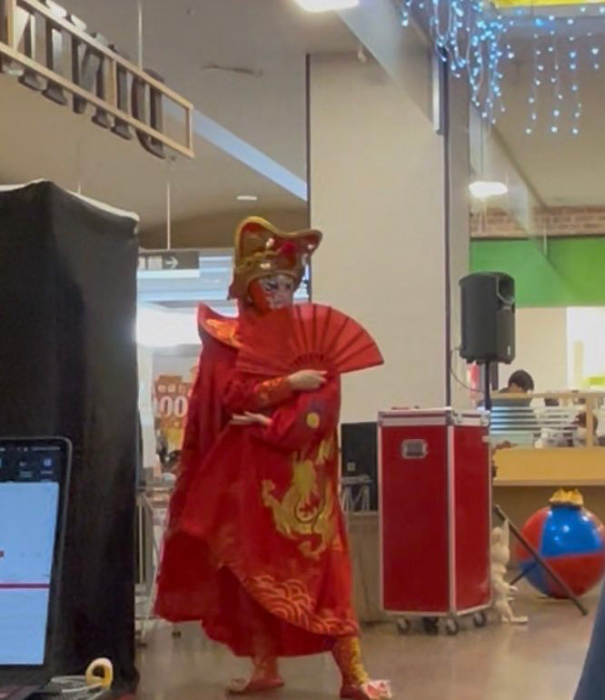 岩見沢市の商業施設で開催された新春イベントにて、北海道ピエロTeTeが披露した変面パフォーマンス。赤い衣装と仮面をまとい、観客の前で迫力ある演出を行っている様子