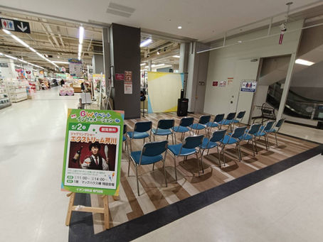 北海道札幌市の商業施設で大道芸人エクストリーム芹川によるジャグリングショーが開催されるイベント会場の様子