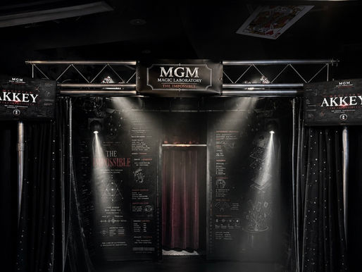 北海道札幌すすきのマジックバーMGMがリニューアルした新ステージ。魔法研究所をテーマにした没入型空間で超近距離マジックショーを楽しめる店内