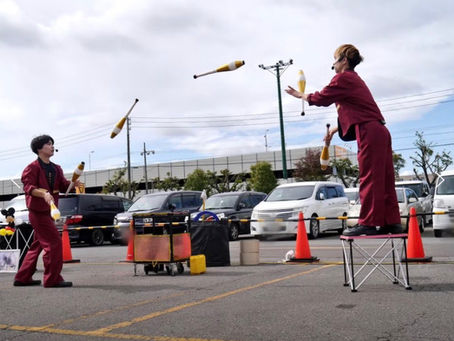 北海道北見市の遊園地イベントでジャグリングパフォーマンスを披露する双子パフォーマーPLuto