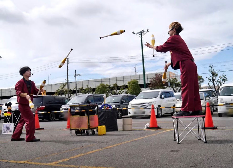 北海道北見市の遊園地イベントでジャグリングパフォーマンスを披露する双子パフォーマーPLuto