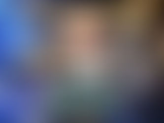 すすきののマジックバー「マジックショーのお店MGM」で、プロマジシャンが目の前でコインとトランプを使った迫力あるマジックを披露しているイメージビジュアル。