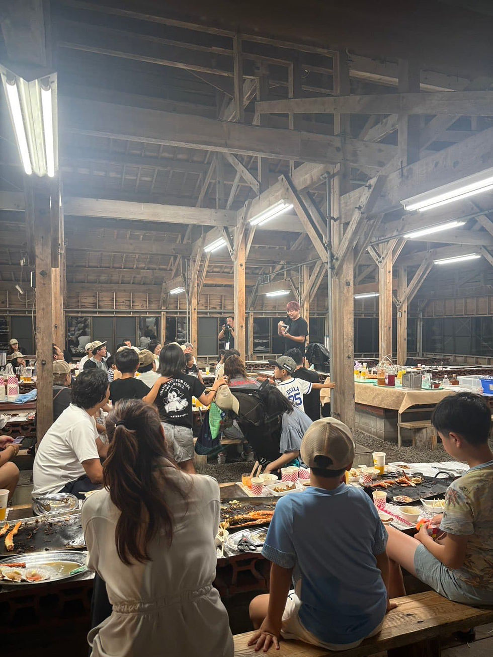 北海道留寿都村のテーマパーク内BBQハウスで団体パーティーの参加者を前にマジックを披露するプロマジシャンアッキー