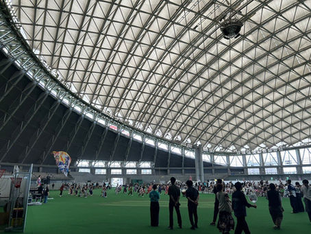 札幌市のハウスメーカーイベント会場で、北海道パフォーマー派遣サービス所属のピエロTeTeが1時間2回の回遊パフォーマンスを実施。パントマイムや操り人形で家族連れを楽しませたイベント会場の様子。