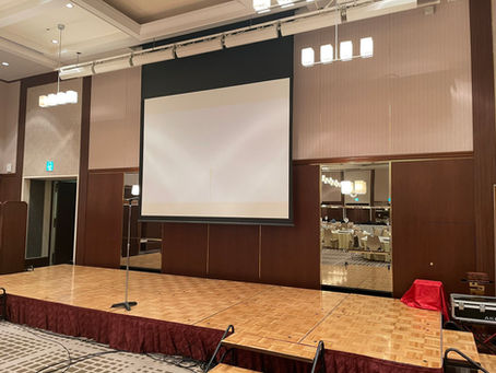 企業パーティーにアッキーのステージマジックショー