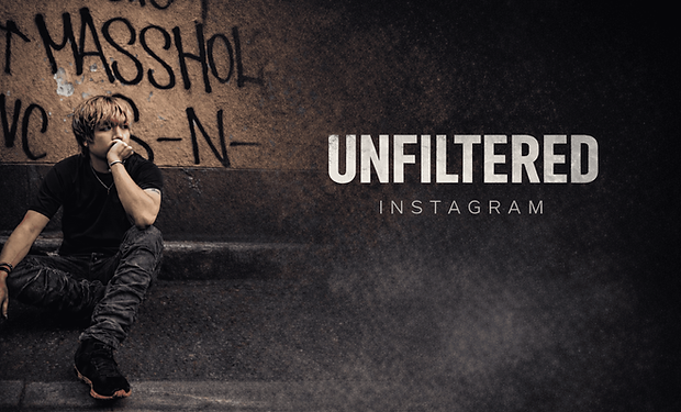 北海道を拠点に活動するマジシャンAKKEYのInstagramバナー。ストリートで座るアーティスト写真とUNFILTEREDの文字。