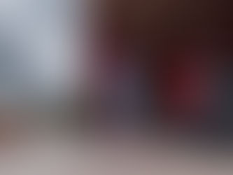 ステージの上で大きなフラミンゴのバルーンを作るTeTe