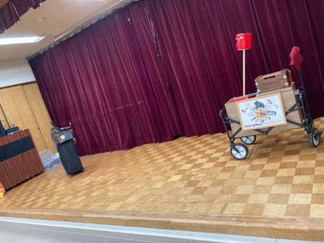 町内会の会館のステージに準備されている北海道のマジシャンたっちの小道具