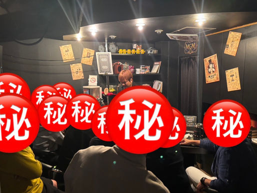 札幌家族旅行で訪れたファミリーや観光客が超近距離マジックショーを楽しむ様子。子どもOK・禁煙のマジックショーのお店MGMで、家族みんなが笑顔になれるライブエンターテインメント。