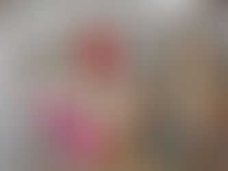 北海道の商業施設でピエロTeTeが回遊しながらバルーンアートを作り子どもたちにプレゼントしている様子